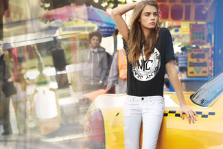 Comment porter un t-shirt à col rond imprimé noir