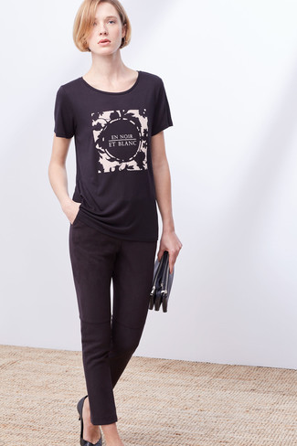 Comment porter un t-shirt à col rond imprimé noir