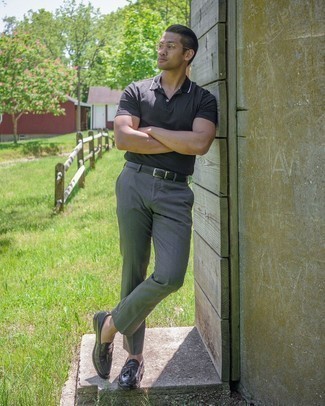 Comment porter un polo imprimé noir quand il fait très chaud