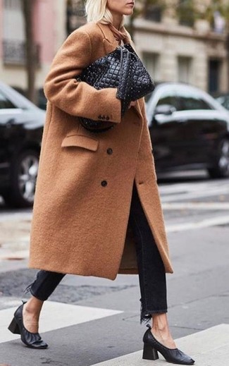Comment porter un sac fourre-tout en cuir matelassé noir