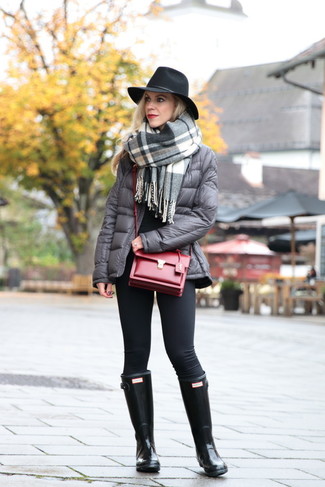 Comment porter des bottes de pluie noires pour un style relax