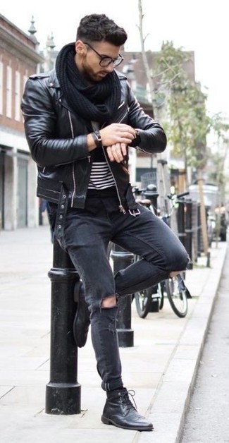 Comment porter un jean skinny déchiré noir avec des bottes de loisirs en cuir noires