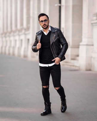 Comment porter un jean skinny déchiré noir avec des bottes de loisirs en cuir noires