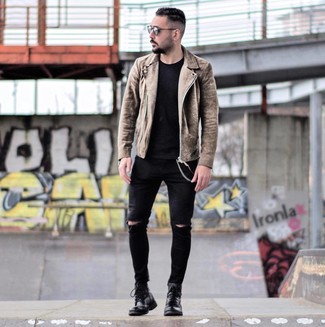 Comment porter un jean skinny déchiré noir avec des bottes de loisirs en cuir noires