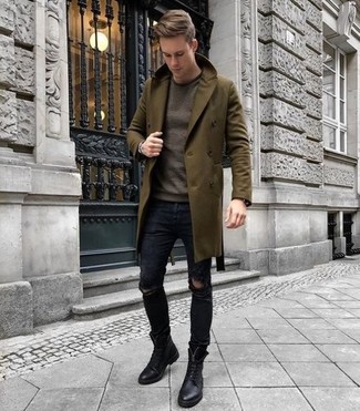 Comment porter un jean skinny déchiré noir avec des bottes de loisirs en cuir noires