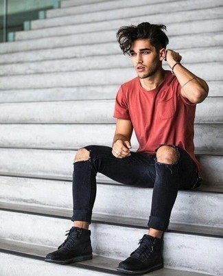 Comment porter un jean skinny déchiré noir avec des bottes de loisirs en cuir noires