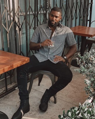 Comment porter un jean skinny déchiré noir avec des bottes de loisirs en cuir noires