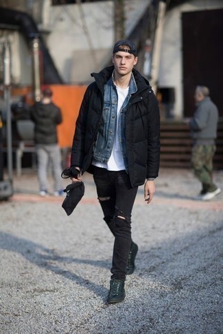 Comment porter un jean skinny déchiré noir avec des bottes de loisirs en cuir noires