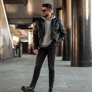 Comment porter un jean skinny déchiré noir avec des bottes de loisirs en cuir noires