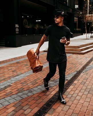 Comment porter un jean skinny déchiré noir avec des bottes de loisirs en cuir noires