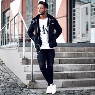 Un t-shirt à col rond à porter avec une veste en peau de mouton retournée noire