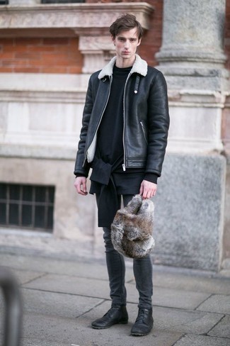 Un t-shirt à col rond à porter avec une veste en peau de mouton retournée noire