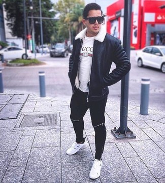 Un t-shirt à col rond à porter avec une veste en peau de mouton retournée noire