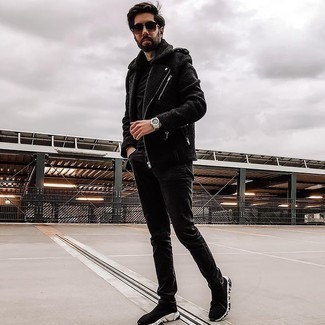 Un t-shirt à col rond à porter avec une veste en peau de mouton retournée noire