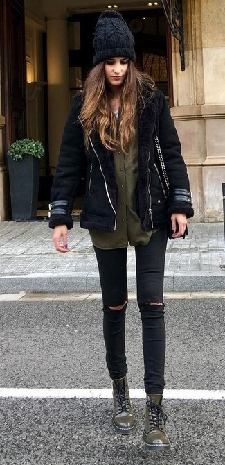 Comment porter une veste en peau de mouton retournée noire