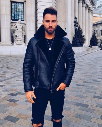 Comment porter une veste en peau de mouton retournée noire pour un style relax quand il fait frais