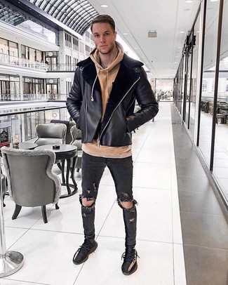 Comment porter une veste en peau de mouton retournée noire pour un style relax quand il fait frais