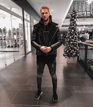 Comment porter une veste en peau de mouton retournée noire pour un style relax quand il fait frais