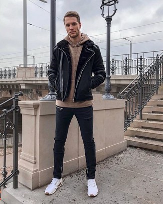 Comment porter une veste en peau de mouton retournée noire pour un style relax quand il fait frais