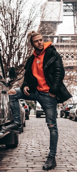 Comment porter une veste en peau de mouton retournée noire pour un style relax quand il fait frais