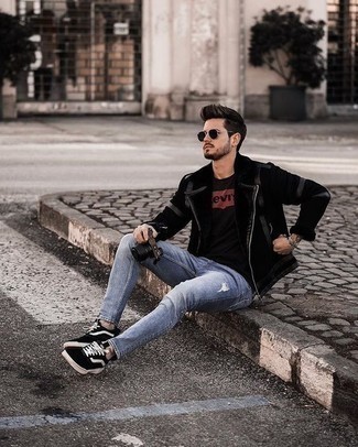 Comment porter une veste en peau de mouton retournée noire pour un style relax quand il fait frais