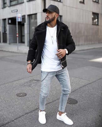 Comment porter une veste en peau de mouton retournée noire pour un style relax quand il fait frais