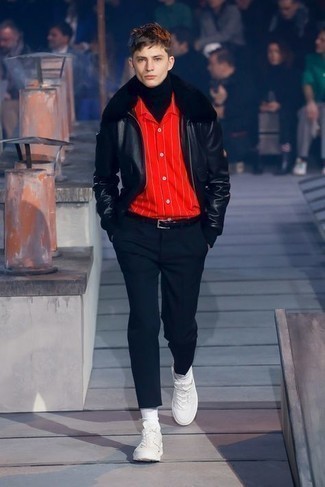 Comment porter une veste en peau de mouton retournée noire avec un pantalon chino bleu marine