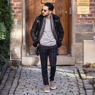 Comment porter une veste en peau de mouton retournée noire avec un pantalon chino bleu marine