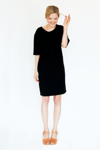 Comment porter une robe droite noire