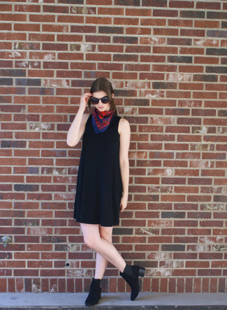 Comment porter une robe droite noire