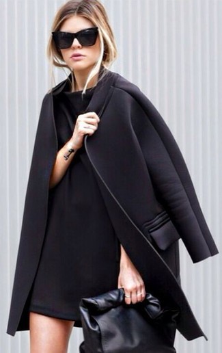 Comment porter une robe droite noire