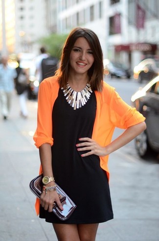 Comment porter une robe droite noire