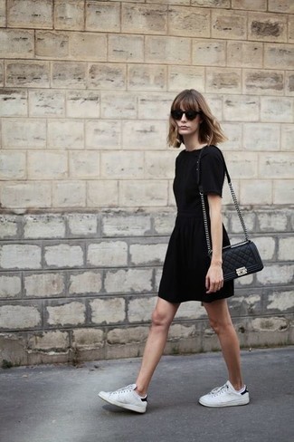 Comment porter une robe droite noire