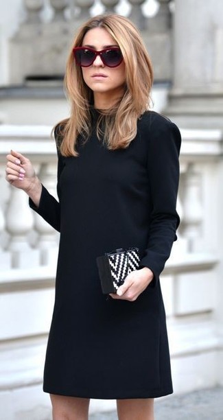 Comment porter une robe droite noire