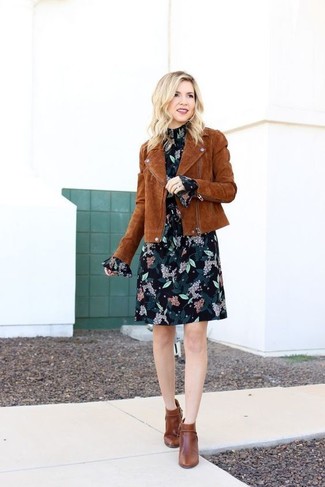 Comment porter une robe droite noire au printemps