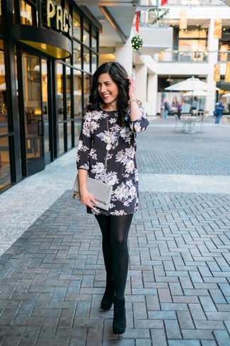 Comment porter une robe droite noire au printemps