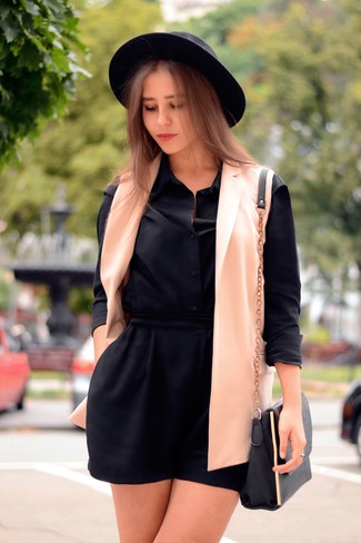 Comment porter une robe droite noire au printemps