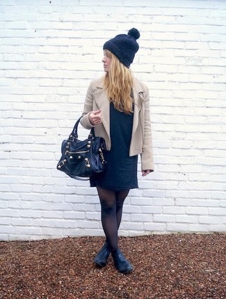 Comment porter une robe droite noire