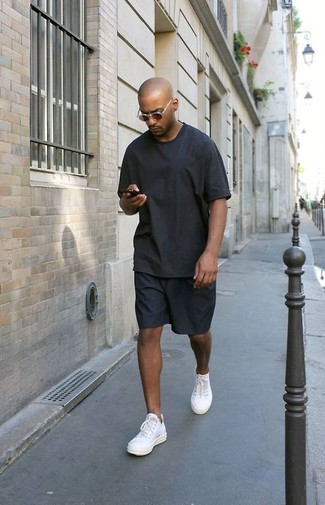 Comment porter un short noir en été
