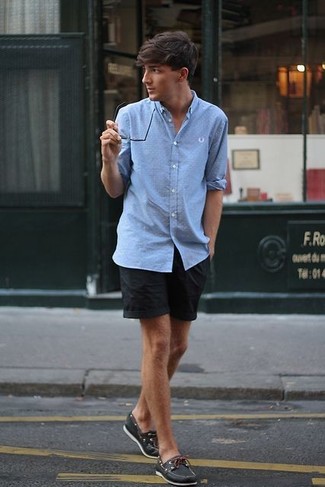 Comment porter un short noir en été