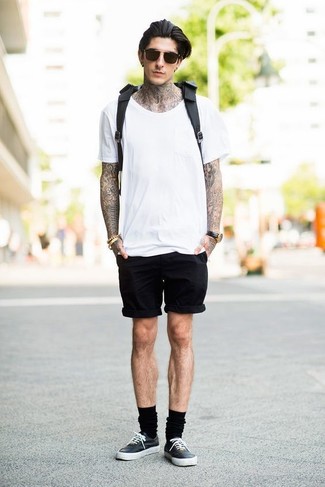 Comment porter un short noir en été
