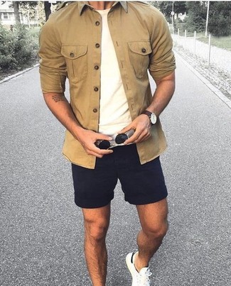 Comment porter un short noir en été