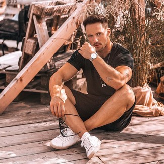 Comment porter un short noir en été
