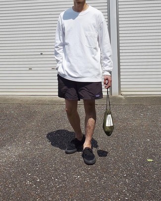 Des baskets basses à porter avec un short noir
