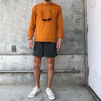Des baskets basses à porter avec un short noir