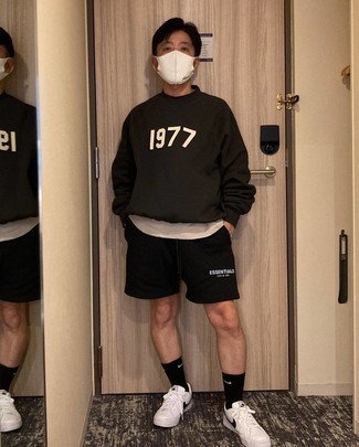 Des baskets basses à porter avec un short noir