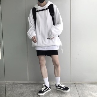 Des baskets basses à porter avec un short noir