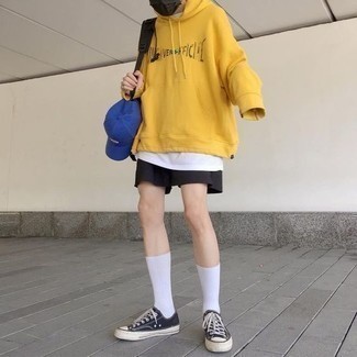 Des baskets basses à porter avec un short noir