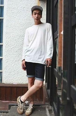 Des baskets basses à porter avec un short noir