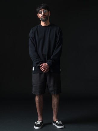 Des baskets basses à porter avec un short noir